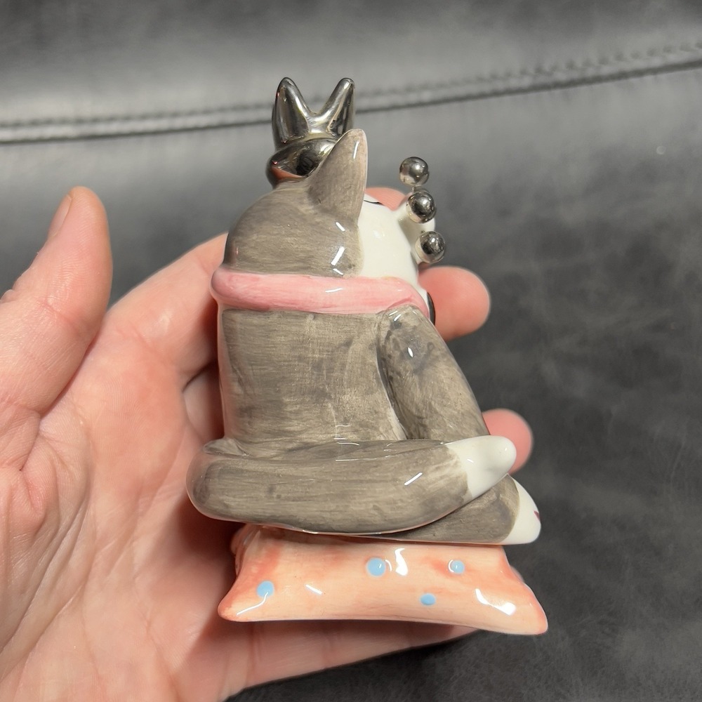 Whimsiclay Amy Lacombe 2002 #24231 King Cat on pink Pillow with Silver Crown - Picture 6 of 9